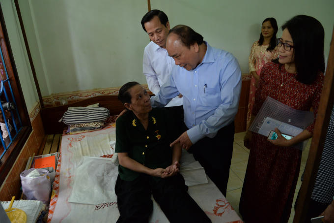 Thủ tướng thăm hỏi và trao một số phần quà cho các thương bệnh binh tại trung tâm.
