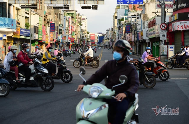 Những hình ảnh đối lập trước và sau 18h ở TP.HCM