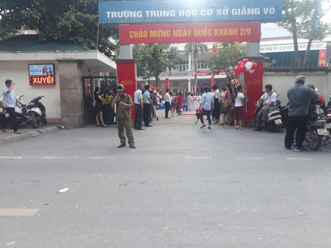 Ngay từ sáng sớm công an phường Giảng Võ đã tổ chức phân làn, tránh xảy ra ách tắc khu vực cổng trường.