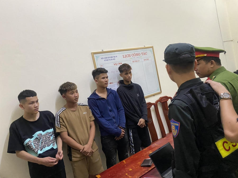 Các đối tượng tại cơ quan Công an. (Ảnh: Công an Hà Tĩnh)