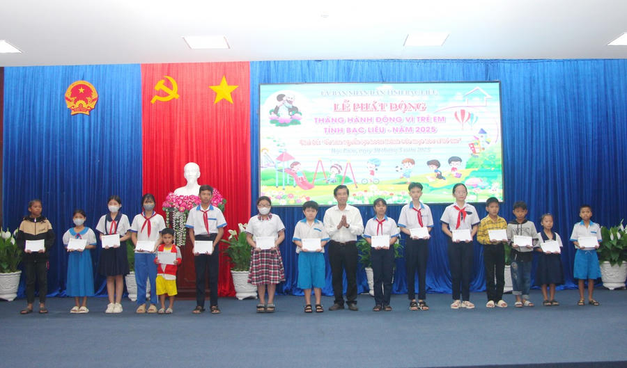 Lãnh đạo UBND tỉnh, Hội Khuyến học, Sở Y Tế trao quà cho các em học sinh có hoàn cảnh khó khăn trên địa bàn tỉnh.