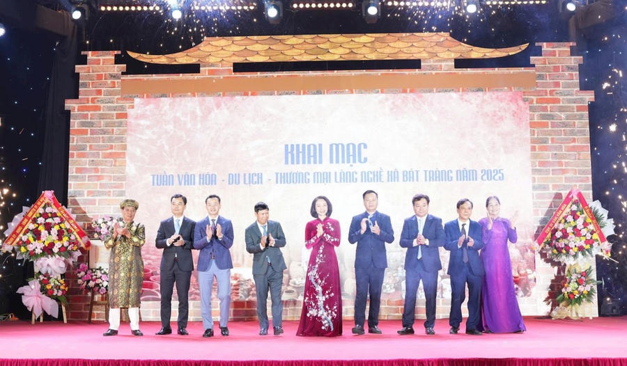 Đại biểu Trung ương, thành phố Hà Nội và xã Bát Tràng thực hiện nghi thức Tuần văn hóa du lịch - thương mại làng nghề năm 2025.
