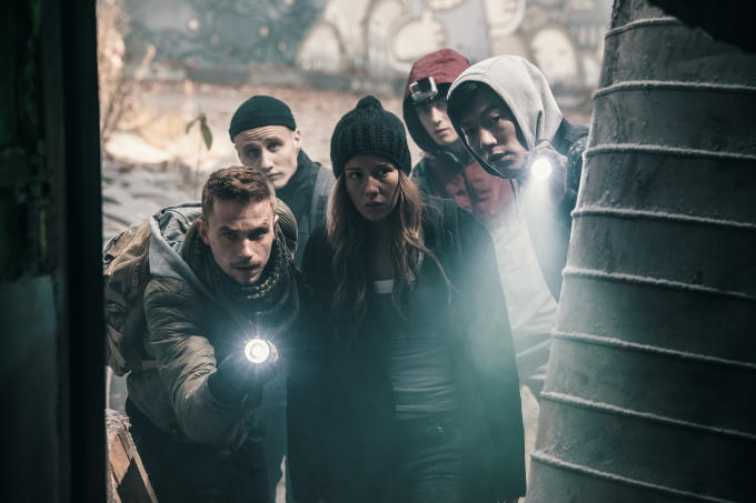 Họ cố nhìn rõ mặt của người ngoài hành tinh