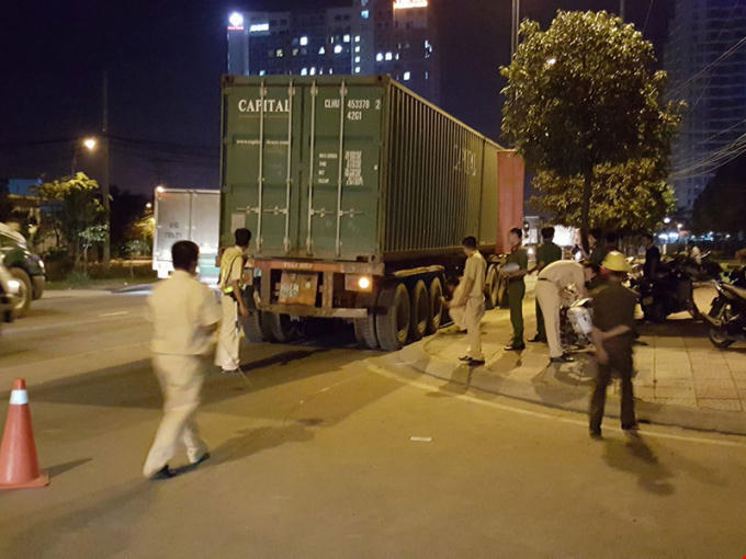 Phương tiện này bỏ chạy và bị người dân truy đuổi chặn lại.