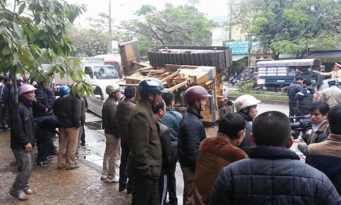 Nghệ An: Xe c&aacute;n bộ kiểm l&acirc;m bị m&aacute;y x&uacute;c đ&egrave; bẹp d&uacute;m