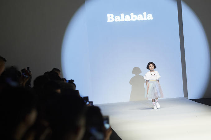 Kh&aacute;nh An t&aacute;i hiện m&agrave;n catwalk 'thần sầu' trong bong nước tại Thượng Hải