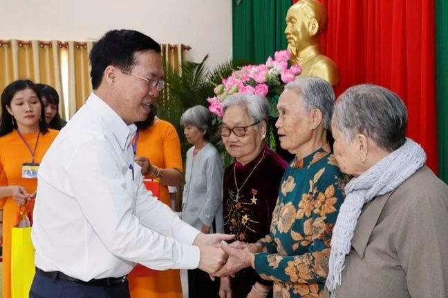 chu-tich-nuoc-vo-van-thuong-tham-hoi-tang-qua-cho-nguoi-co-cong-gia-dinh-chinh-sach-ho-ngheo-huyen-tra-on-tinh-vinh-long-nhan-dip-tet-nguyen-dan-giap-thin-anh-tho-6097-2858