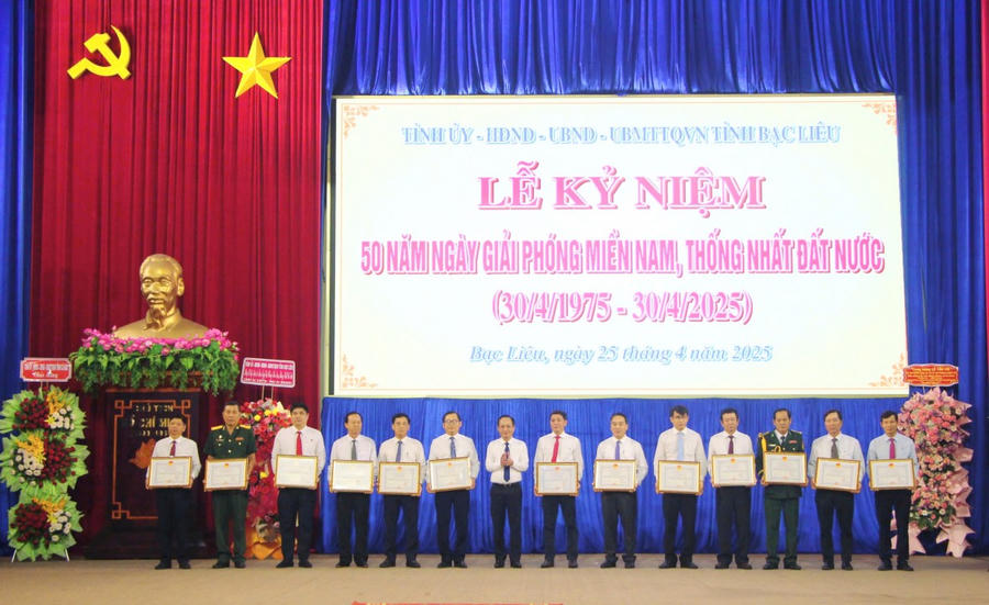 Ông Phạm Văn Thiều – Phó Bí thư Tỉnh ủy, Chủ tịch UBND tỉnh Bạc Liêu, trao tặng Bằng khen cho tập thể tiêu biểu, xuất sắc.