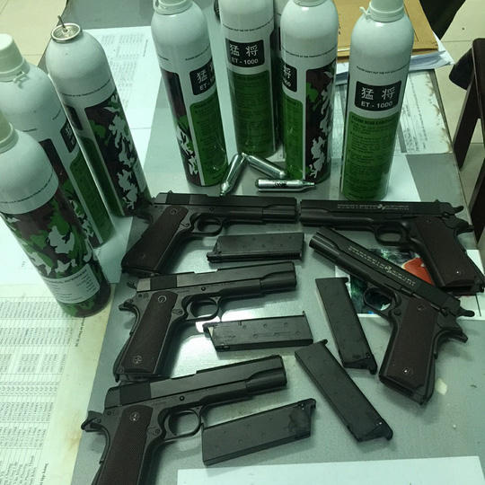 Tang vật bình xịt hơi cay bị Công an TP HCM thu giữ ở những vụ án trước đó. (Ảnh: báo Người lao động)