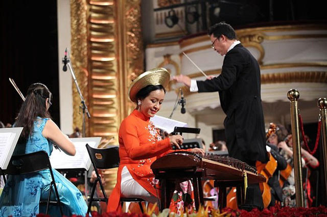 "Quê tôi giải phóng" của nhạc sĩ Quang Hải qua tiếng đàn Tranh của nghệ sĩ độc tấu Nguyễn Thị Hải Phượng cùng sự hỗ trợ của Dàn nhạc giao hưởng quốc gia