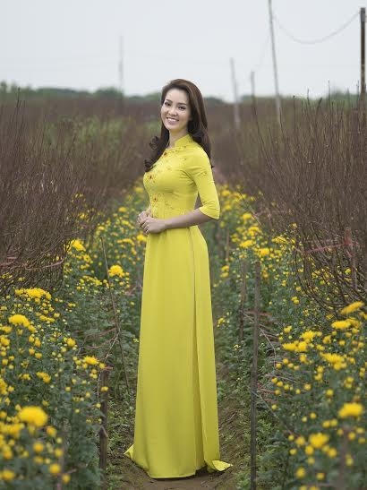&Aacute; hậu Thụy V&acirc;n thướt tha với &aacute;o truyền thống b&ecirc;n