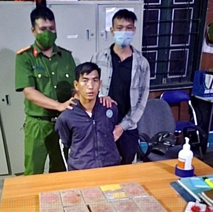 Đối tượng Vàng A Páo và tang vật tại cơ quan công an.