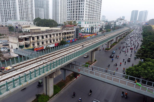 Sau khi rời ga Láng, đoàn tàu sẽ ôm cua uốn lượn qua một khu nhà chung cư lớn để vào đường Nguyễn Trãi.