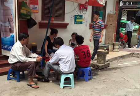 Hà Nội đang sắp xếp lại các cửa hàng buôn bán trên vỉa hè.