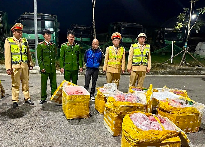 Lực lượng chức năng thu giữ số lượng nội tạng, thịt động vật bốc mùi hôi thối không rõ nguồn gốc. Ảnh: CAH Lương Sơn