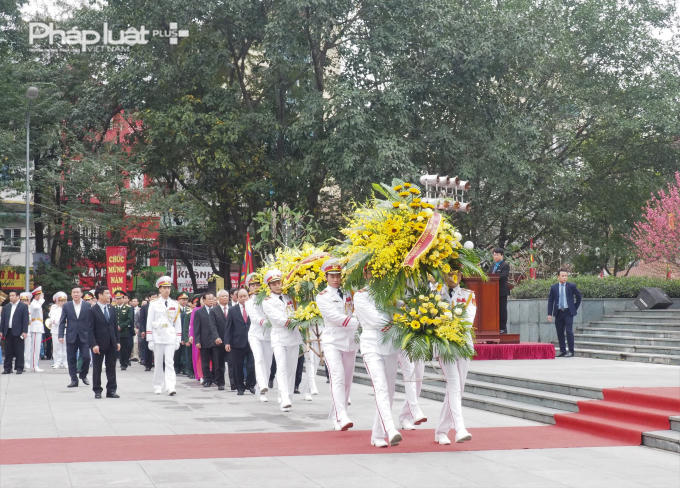 Thủ tướng Nguyễn Xuân Phúc và các đại biểu dâng hương, hoa tại Tượng đài Hoàng đế Quang Trung.
