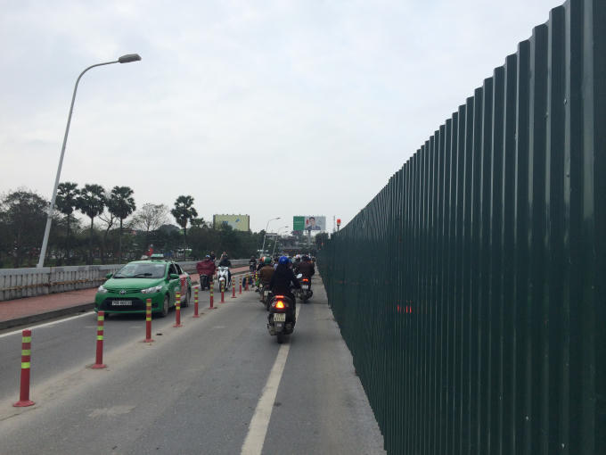 Sử dụng giải phân cách đảm bảo xe cộ lưu thông (Ảnh: Thân Hiền)