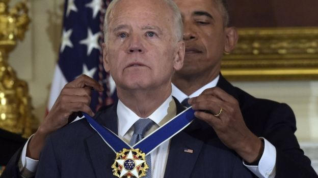 Phó Tổng thống Joe Biden bật khóc khi được Tổng thống Barack Obama trao tặng Huân chương Tự do. (Ảnh: AP)