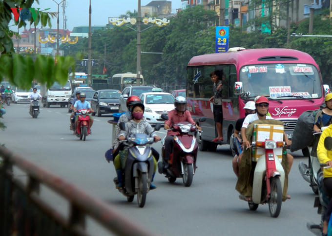 Tuy nhiên, dọc đường Giải Phóng vẫn xuất hiện nhiều trường hợp nhà xe tranh thủ bắt khách dọc đường.