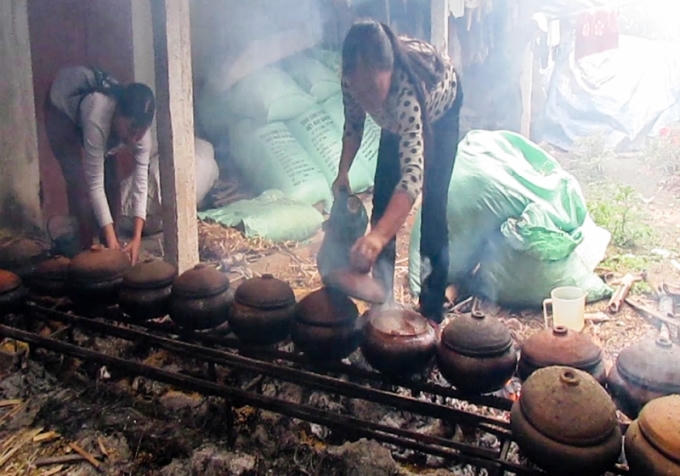 Người kho cá phải túc trực liên tục hơn 12 tiếng bên bếp lửa.