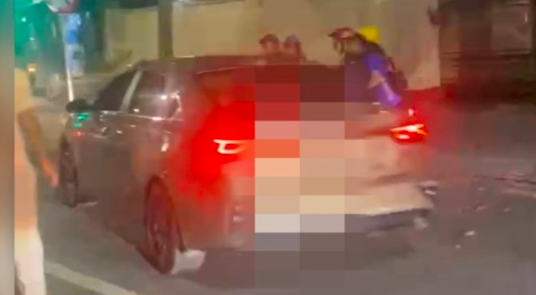 Ô tô tăng ga bỏ chạy sau khi người đàn ông gõ cửa xe, mời tài xế xuống làm việc. Ảnh chụp màn hình