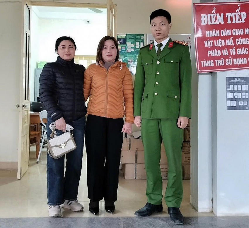 Chị Nguyễn Thị Thanh vui vẻ nhận lại số tiền chuyển nhầm. (Ảnh: Công an Tuyên Quang).