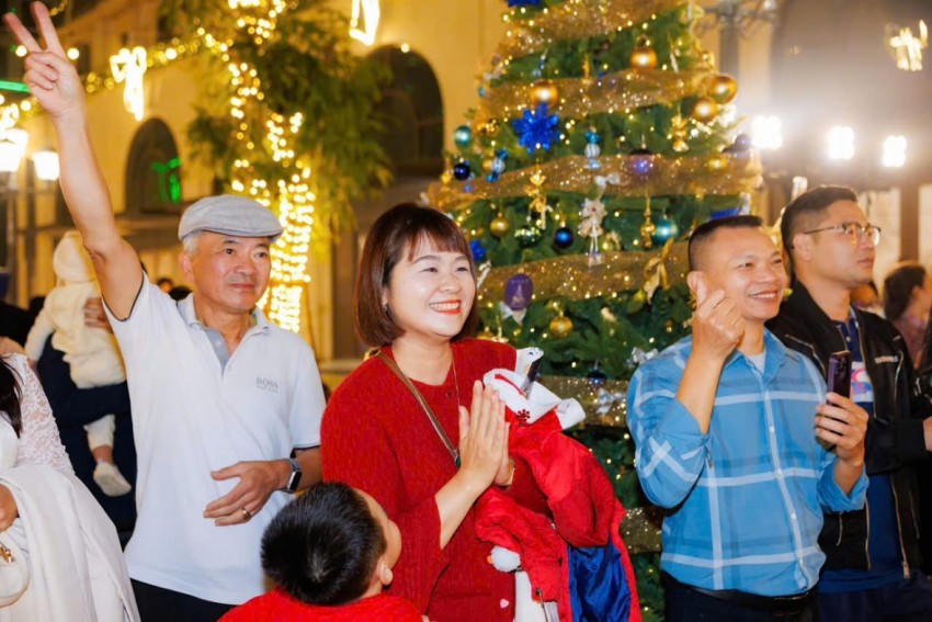 Không chỉ ở trung tâm, các trung tâm thương mại, quán cà phê, khu dân cư cũng đồng loạt “thay áo mới”. Những bản nhạc Giáng sinh quen thuộc vang lên khắp nơi, gợi cảm giác háo hức, mong chờ. Với nhiều người Hà Nội, Noel không chỉ là một ngày lễ mà còn là dịp để chậm lại, tận hưởng khoảnh khắc cuối năm bên người thân, bạn bè.