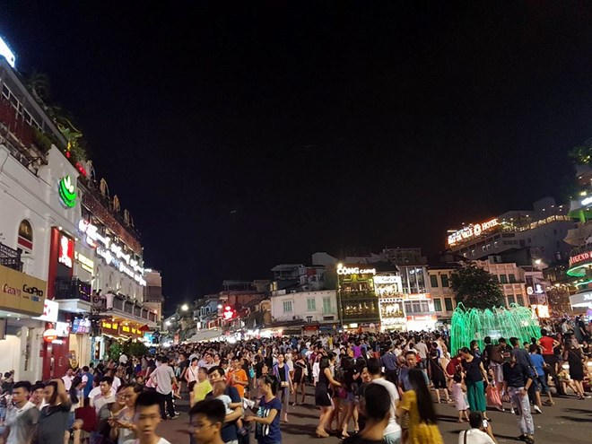 Phố c&ocirc;̉ đ&ocirc;ng nghẹt trong bu&ocirc;̉i t&ocirc;́i ngày lễ Quốc kh&aacute;nh 2/9