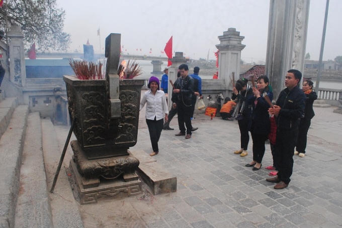 Cửa ra vào đền Cờn đã không còn thấy rác thải. (Ảnh Duy Ngợi).
