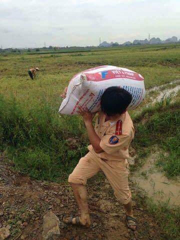 Vì nước quên thân, vì dân phục vụ.(Nguồn: Facebook).
