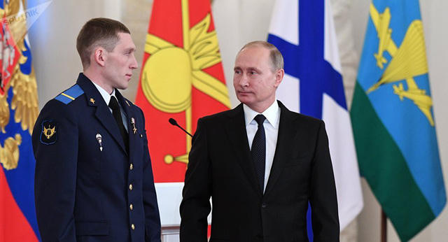 Đặc nhiệm Denis Portnyagin (trái) và Tổng thống Nga Vladimir Putin (Ảnh: Sputnik)