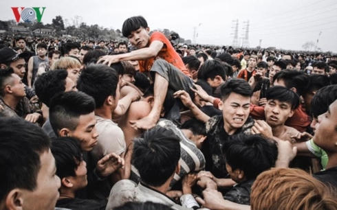 Những hình ảnh phản cảm trong lễ hội Phết Hiền Quan 2017 tại huyện Tam Nông, tỉnh Phú Thọ.