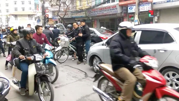 H&agrave; Nội: Người đ&agrave;n &ocirc;ng đi xe đạp bỗng dưng chặn đầu h&agrave;ng loạt xe &ocirc; t&ocirc; g&acirc;y &ugrave;n tắc nghi&ecirc;m trọng