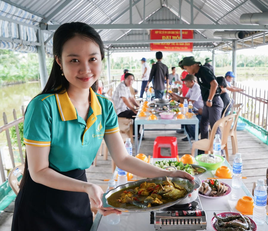 Du khách trải nghiệm ẩm thực dân dã giữa không gian sông nước Đầm Thị Tường.