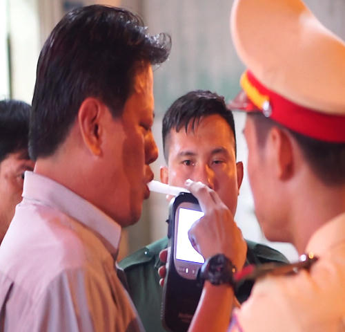 Tài xế phải đo nồng độ cồn. Ảnh- Nguyệt Triều.