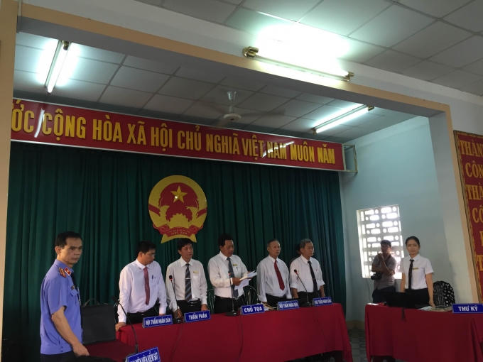 Hội đồng xét xử làm việc. Ảnh: Ngọc Trìu