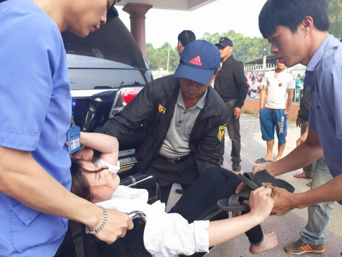 Công nhân được chuyển đến bệnh viện cấp cứu.