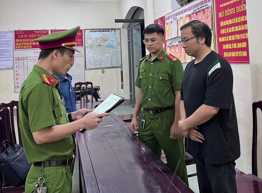 Công an Tuyên Quang tống đạt quyết định đối với Vũ Đại Thảo. (Ảnh: Công an tỉnh Tuyên Quang)