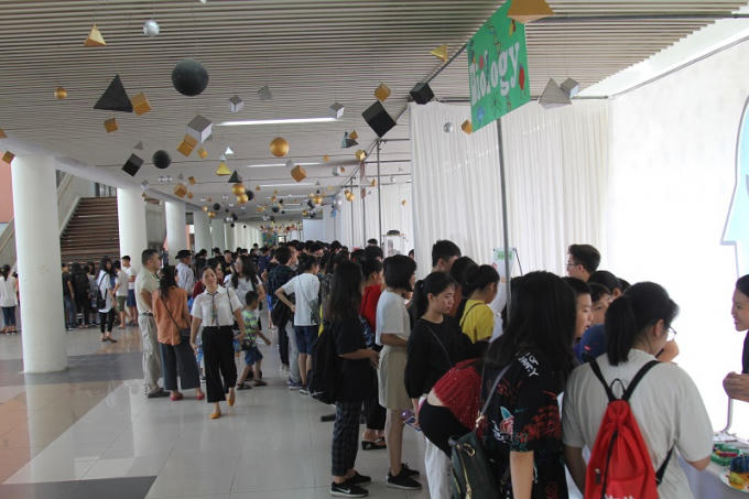 Đông đảo bác bạn học sinh cùng phụ huynh theo dõi phần giới thiệu các sản phẩm công nghệ do các bạn trường Amsterdam sáng chế và vận hành.