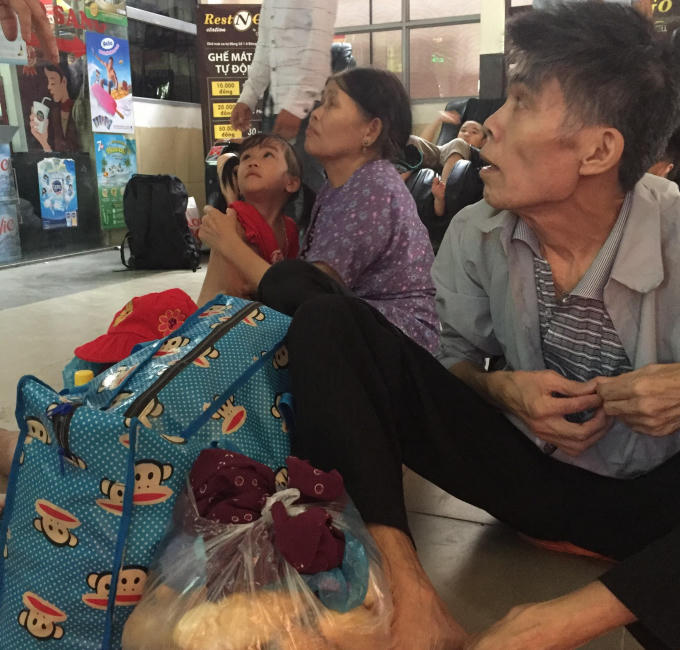 Đối với những người già mong mỏi được về quê dịp nghỉ lễ giờ trở thành kỳ "hành xác" vô cùng mệt mỏi.