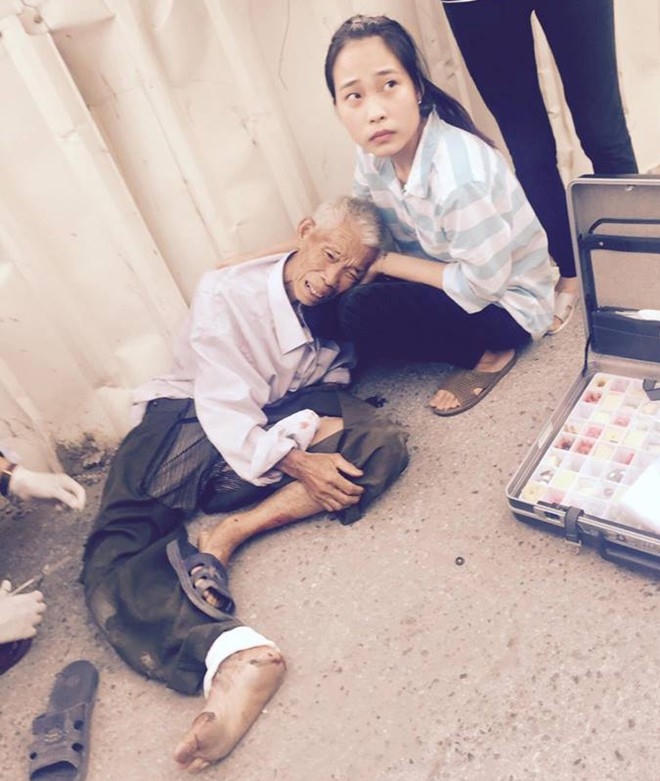 Cụ ông bị thương sau vụ tai nạn giao thông. Ảnh:T.Đ.
