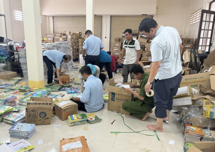 Đoàn kiểm tra kiểm đếm, phân loại hàng hóa vi phạm.