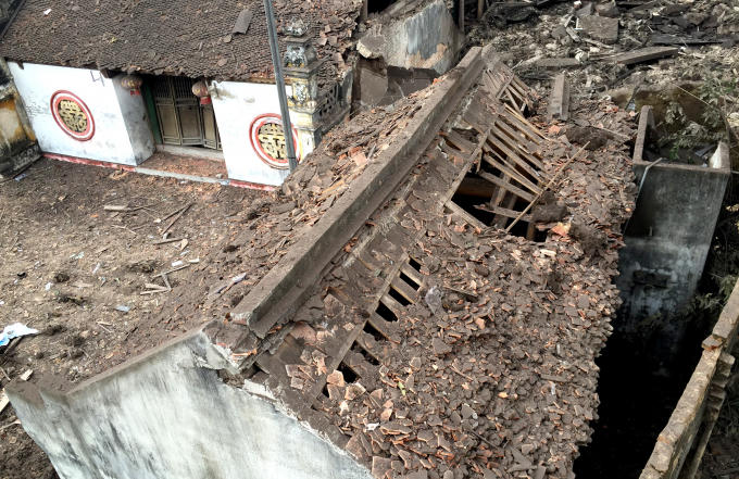 Những ngôi nhà ngói gần vụ nổ bị tốc mái hoàn toàn...