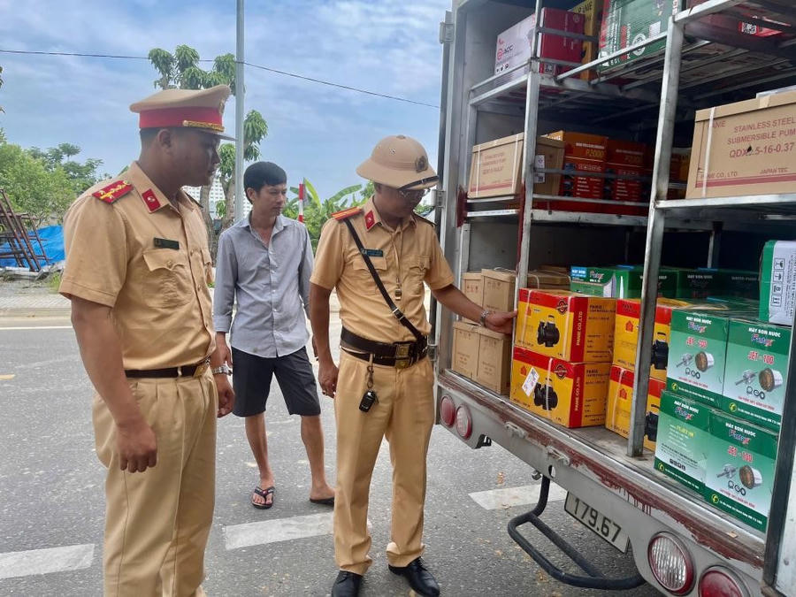 Nhiều máy bơm, máy khoan mang nhãn hiệu nước ngoài không rõ nguồn gốc xuất xứ bị thu giữ - Ảnh Công an Hà Tĩnh.