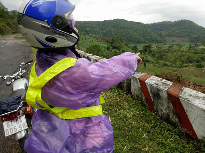 Hình ảnh cô gái đi phượt cùng bố.