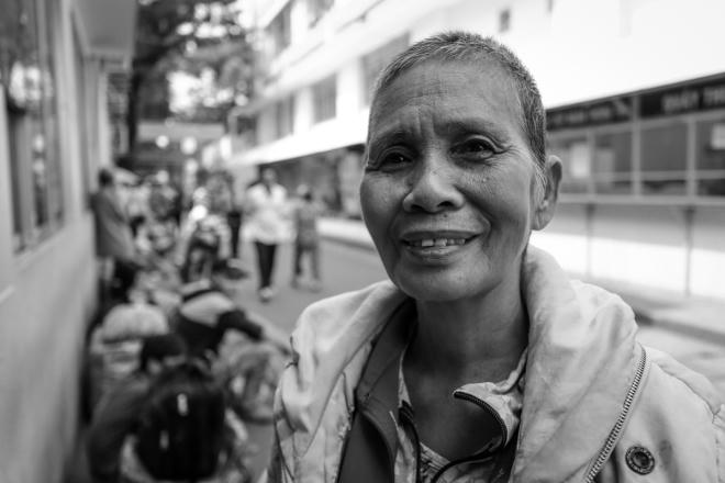 Bà Nguyễn Thị Chẩn (67 tuổi, quê Đăk Lăk) phấn khởi khi lần đầu tiên đi xe miễn phí về quê ăn Tết. "Hôm bữa, nghe có chuyến xe về quê miễn phí, tôi mừng cả ngày. Bị bệnh nên tôi đi ra, đi vô Sài Gòn suốt. Tốn kém lắm. Có chuyến xe này, đỡ được đồng nào hay đồng ấy", bà Chẩn tâm sự.