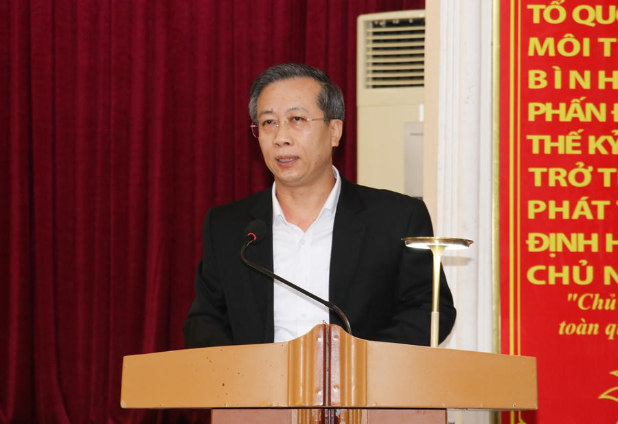 Phó Chủ tịch Thường trực Ủy ban MTTQ tỉnh Nguyễn Đức Thành báo cáo kết quả thực hiện Chương trình 1838 trên địa bàn tỉnh Nghệ An.