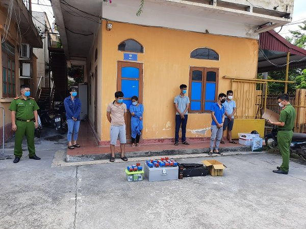 041021cac-doi-tuong-trong-duong-day-lam-giay-kham-suc-khoe-gia