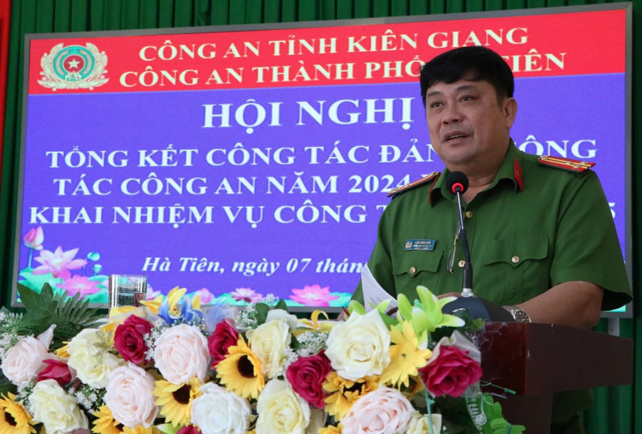 Thượng tá Lâm Minh Hiển – Trưởng Công an thành phố Hà Tiên phát biểu tại Hội nghị