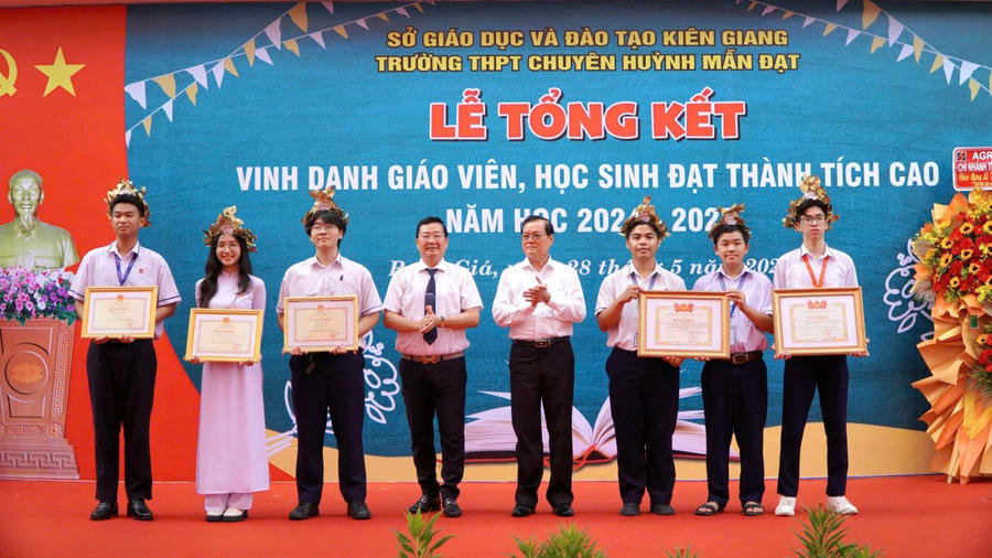 Ông Trần Quang Bảo - Giám đốc Sở Giáo dục và Đào tạo tỉnh Kiên Giang (thứ 4 từ trái sang) và ông Nguyễn Văn Tân - Chủ tịch Hội Khuyến học tỉnh Kiên Giang trao Bằng khen cho học sinh đoạt giải trong cuộc thi “Học sinh, sinh viên với ý tưởng khởi nghiệp” lần thứ VII cấp Quốc gia.